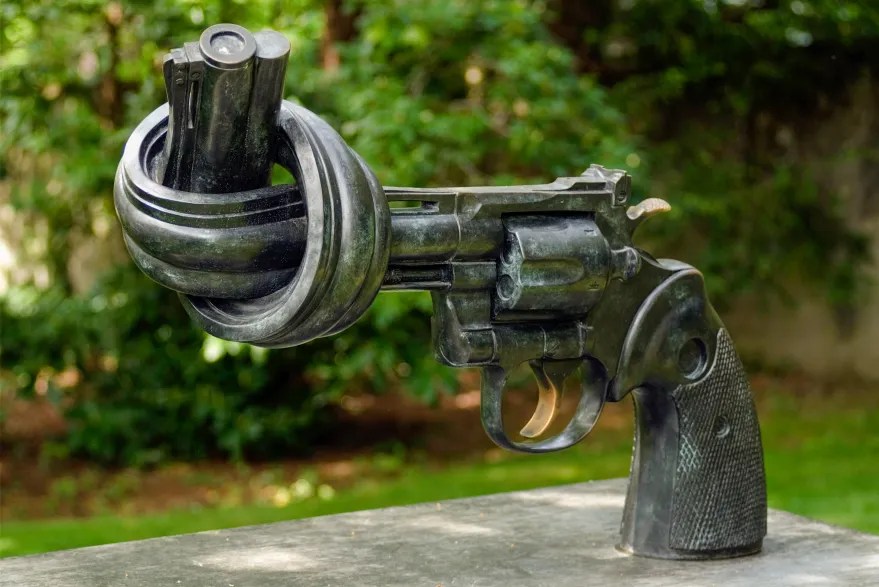 grosse pistolenskulptur mit knopf im lauf