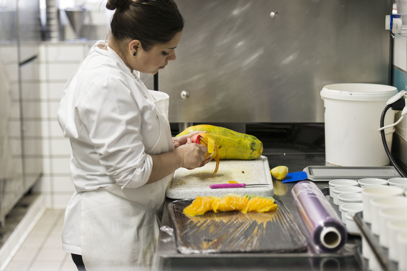 Une personne travaille en cuisine