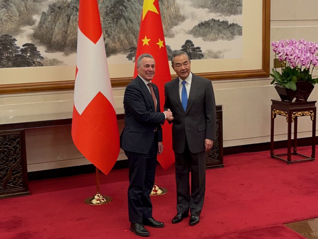 Cassis stringe la mano a Li Qiang