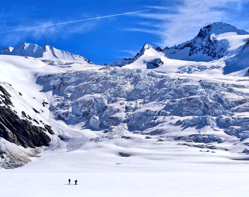 Glaziologieforschende auf dem Aletschgletscher in der Schweiz.