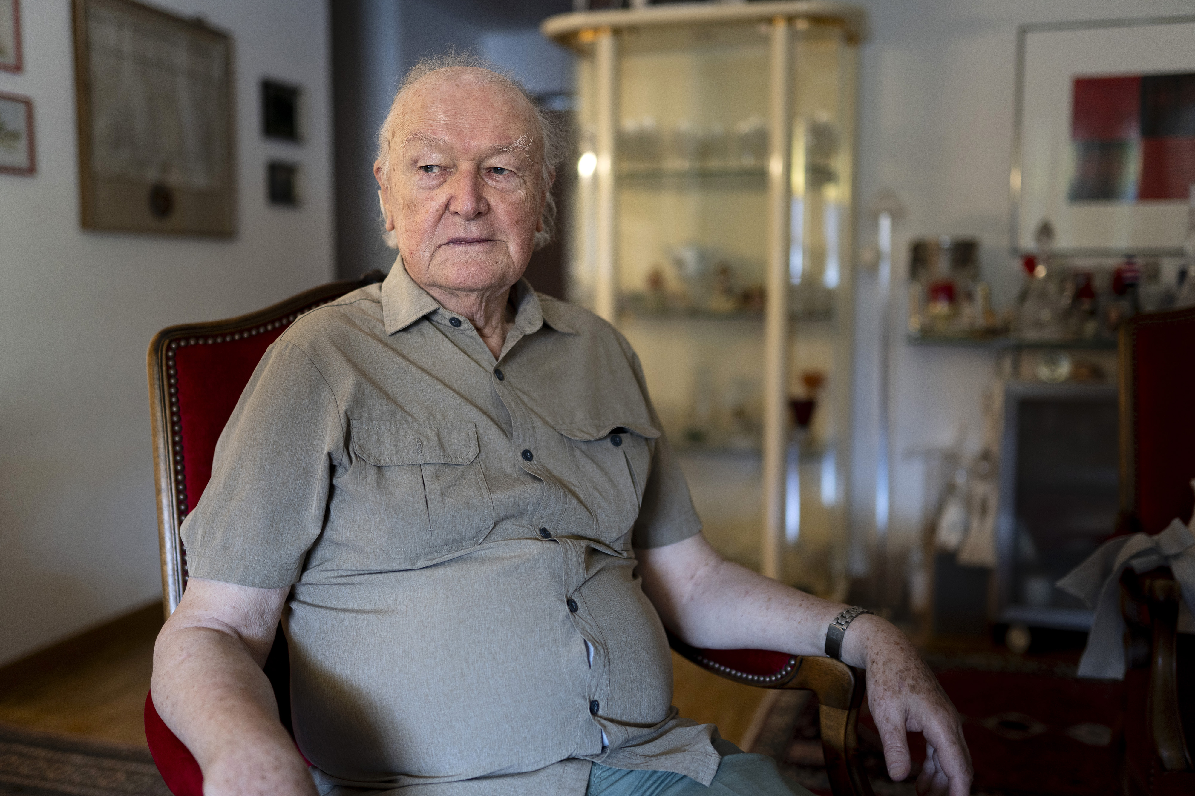 Um homem sentado na cadeira