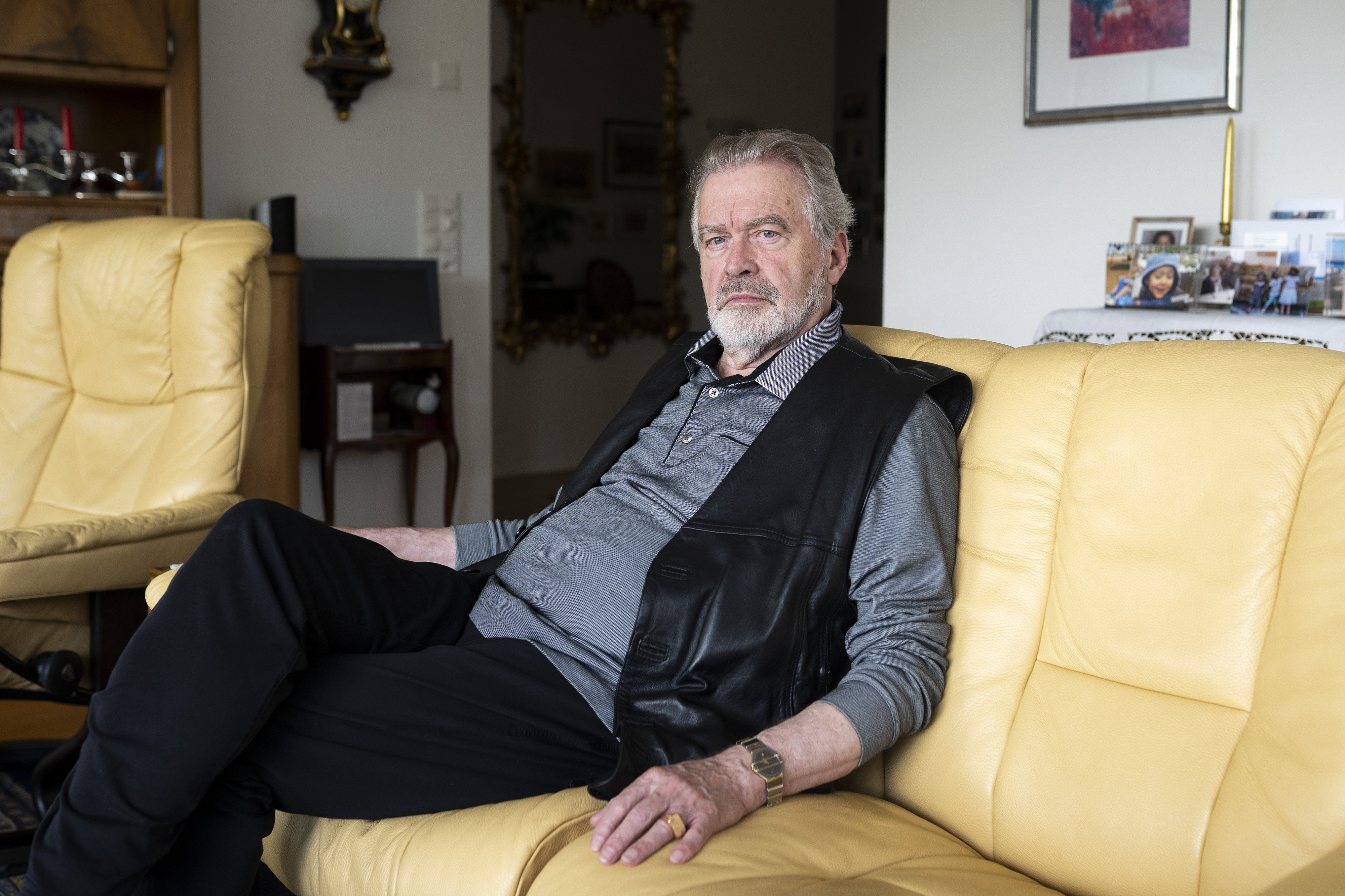 Um homem sentado no sofá