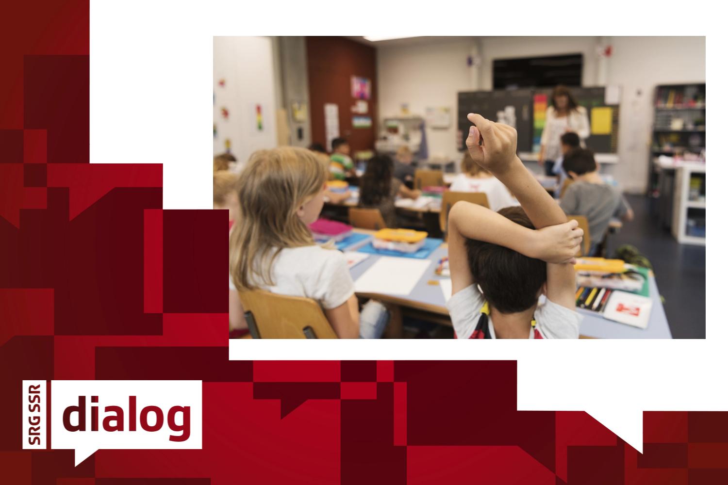 Schulkiner im Klassenzimmer von hinten aufgenommen.