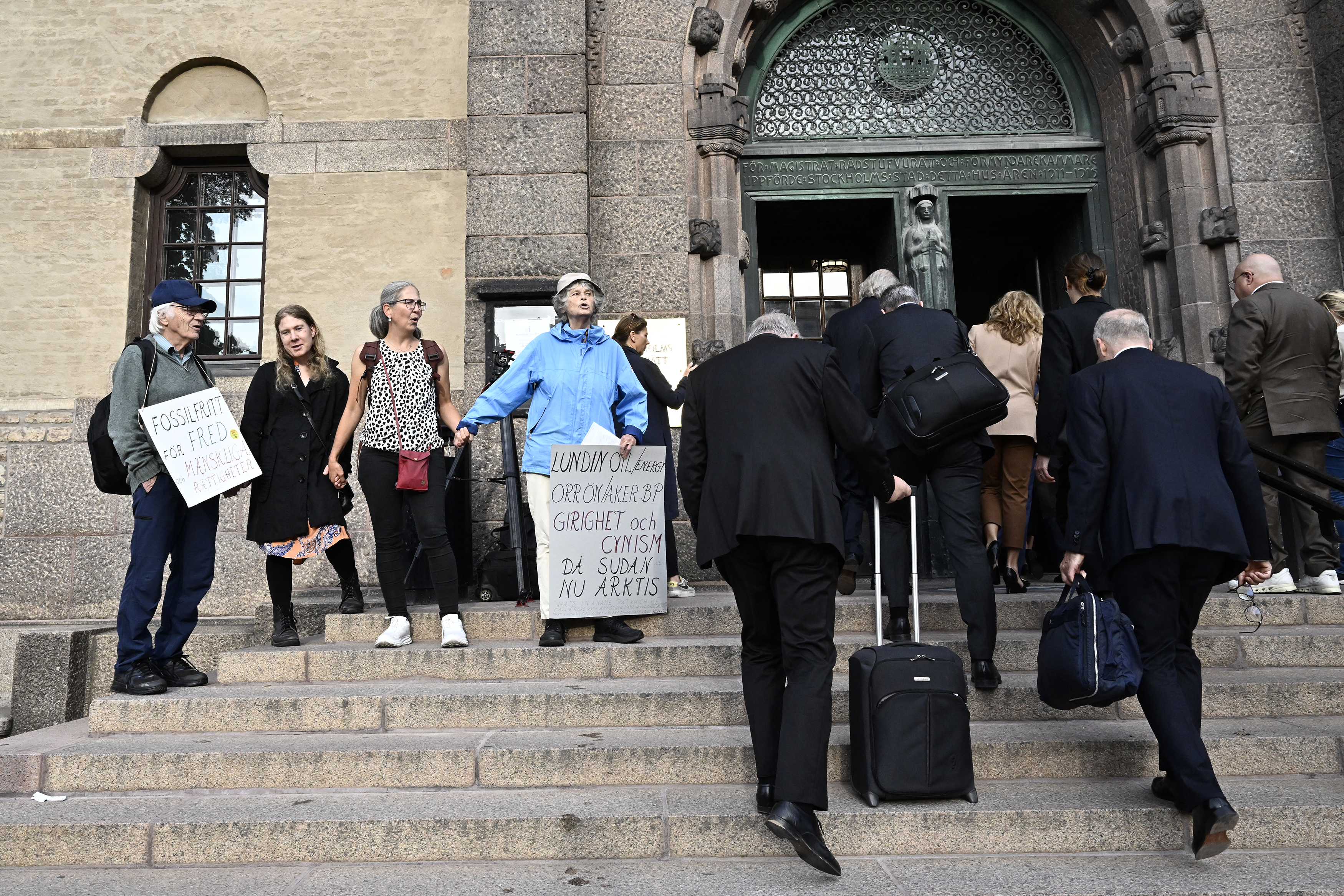 Alex Schneiter and Ian Lundin, the former bosses of the Ludin oil company, will be arraigned before the Stockholm District Court on 5 September 2023. The charge: involvement in war crimes in Sudan.