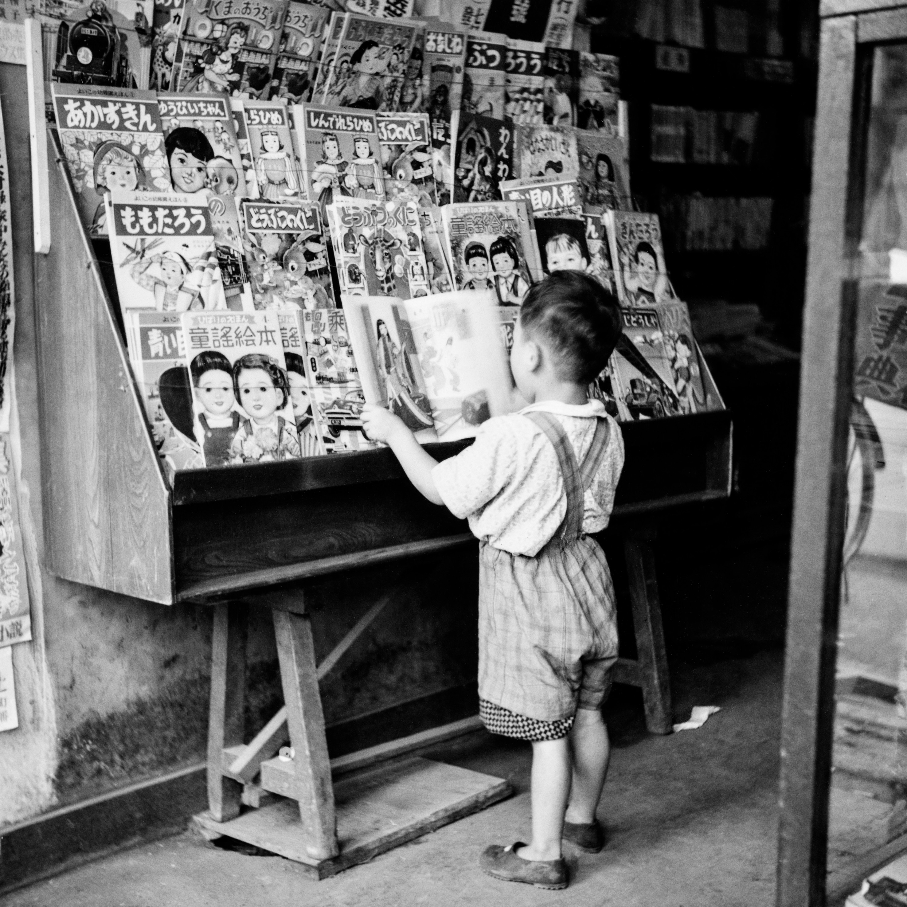 bambino sfoglia delle riviste
