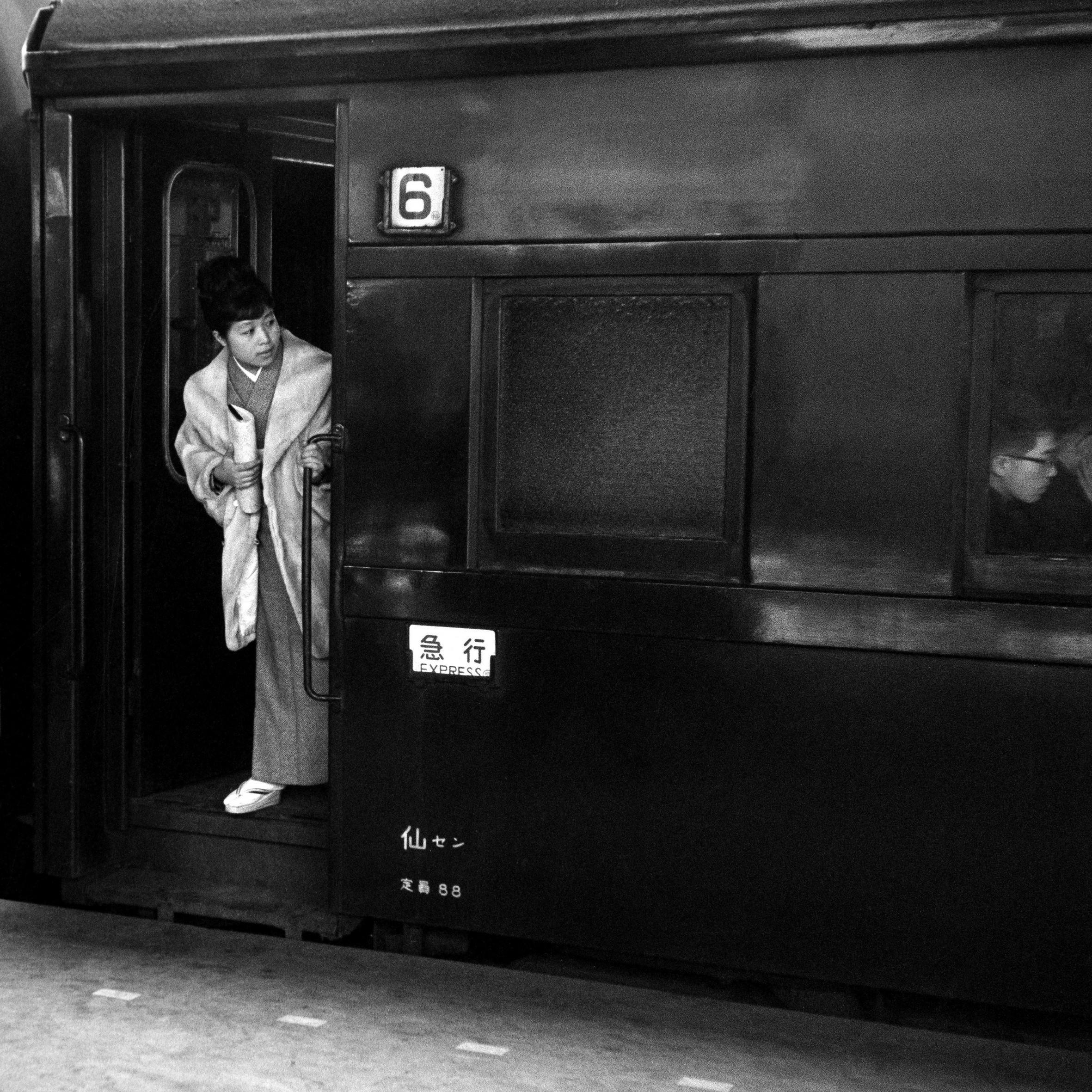donna che scende da un treno