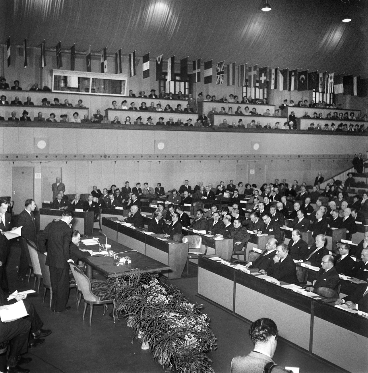 Foto em preto e branco de uma tribuna