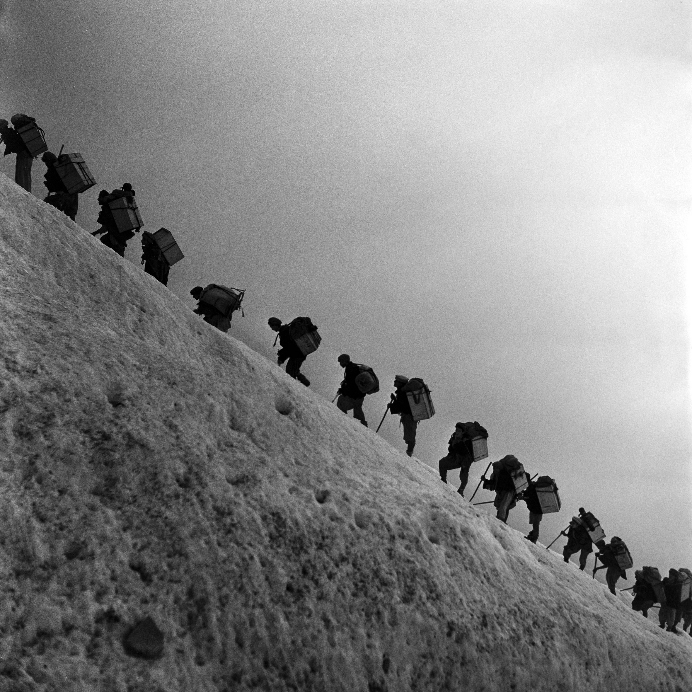 persone che scalano montagna