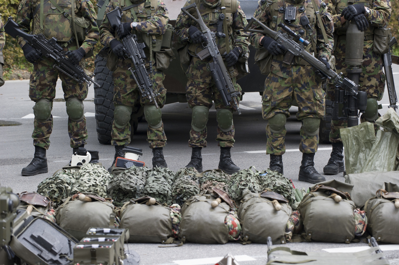 Schweizer Infanterie wartet vor der Rede von Bundesrat Ueli Maurer, Chef des Eidgenoessischen Departements fuer Verteidigung, Bevoelkerungsschutz und Sport (VBS), anlaesslich des Kasernengespraechs am Dienstag, 30. September 2014 auf dem Waffenplatz in Wangen an der Aare. Das Thema des Kasernengespraechs ist die Weiterentwicklung der Armee (WEA) respektive die verbesserte Ausbildung und vollstaendige Ausruestung der Armee. (KEYSTONE/Anthony Anex).