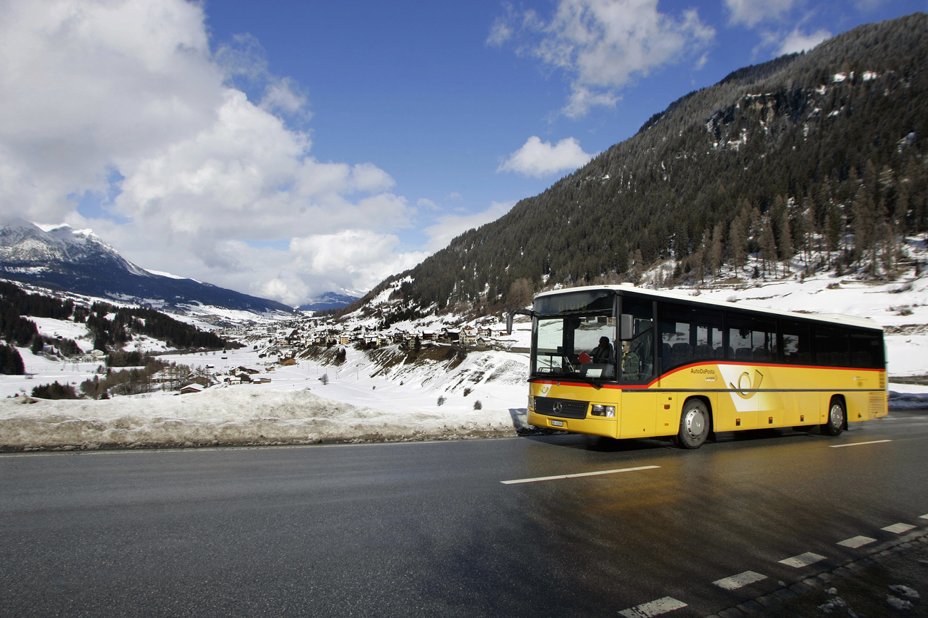 Postauto im Schnee