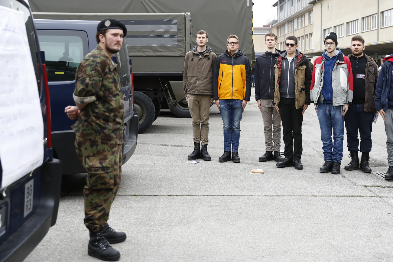 militari e giovani sull'attenti