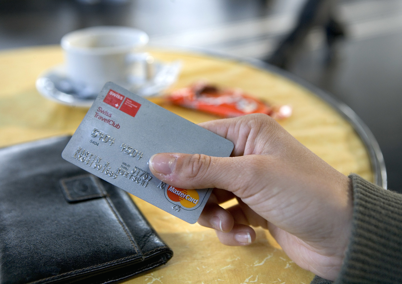 carta di credito in una mano