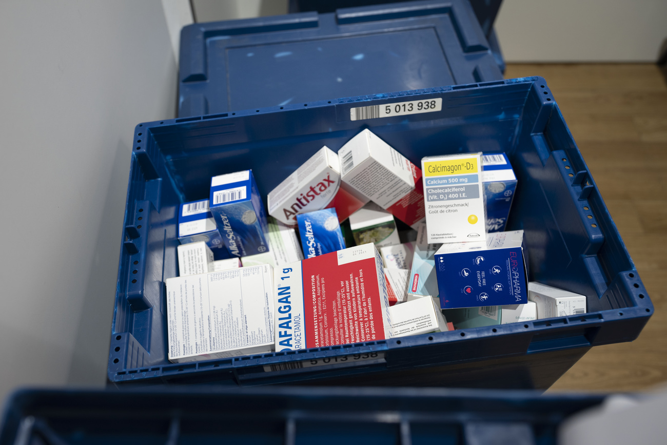 Una cassa piena di farmaci.