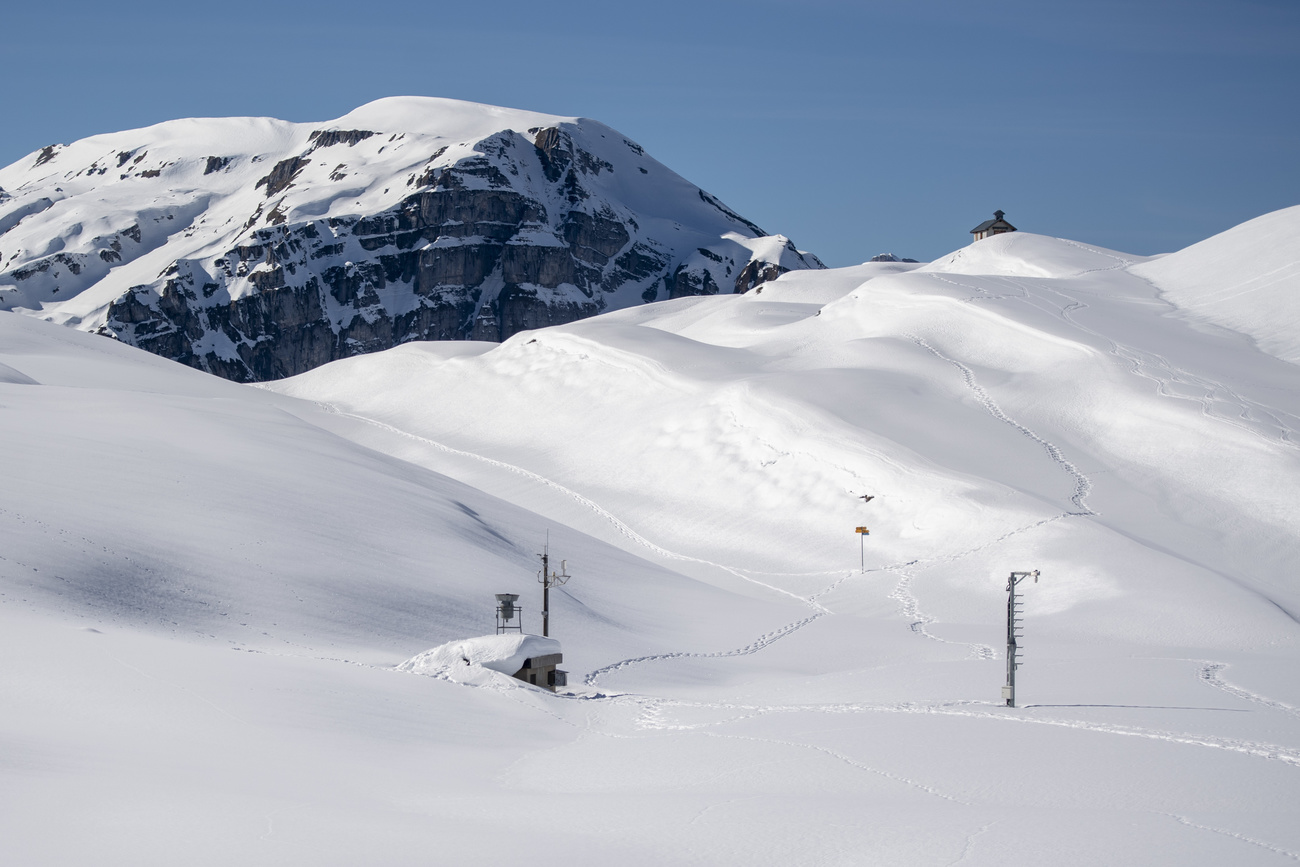 verschneite Glattalp mit Wetterstation