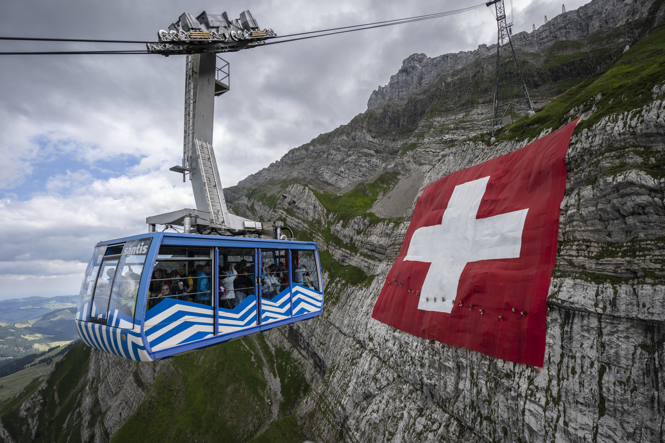 La bandiera esposta sul Säntis, nelle Prealpi svizzere.
