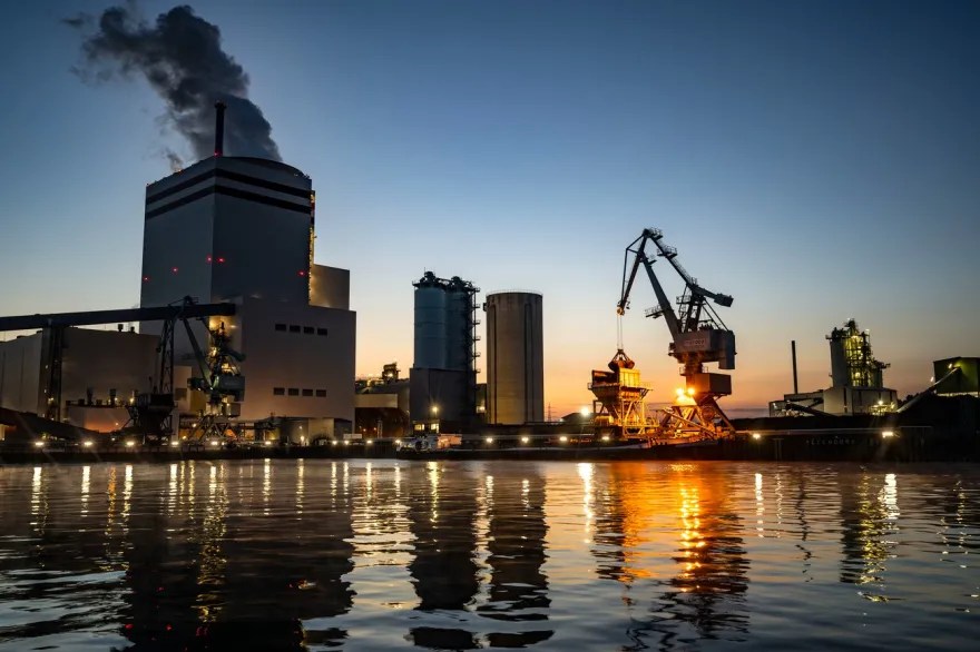 Fabrik stösst Rauch aus