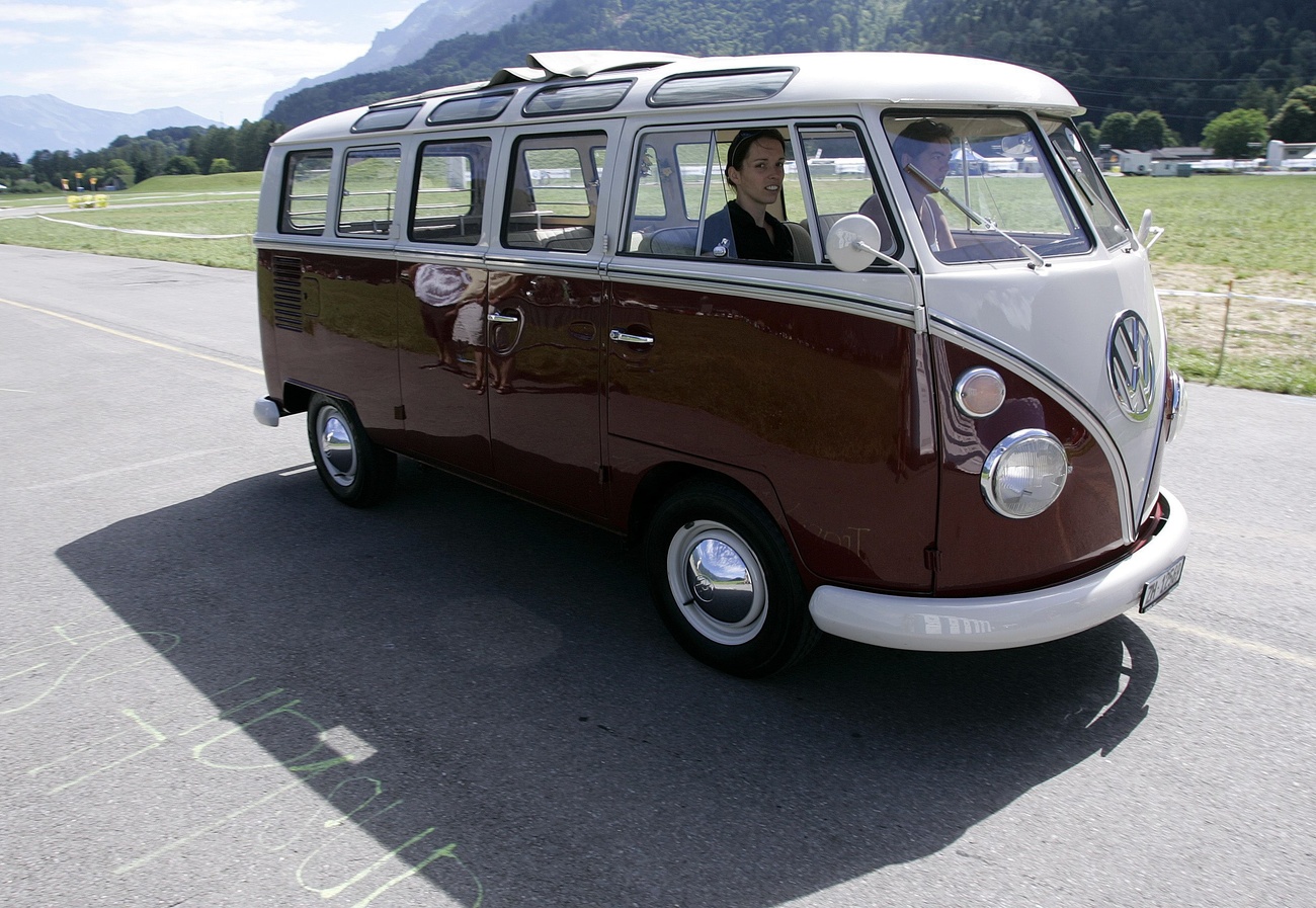 ein alter VW-Bus unterwegs