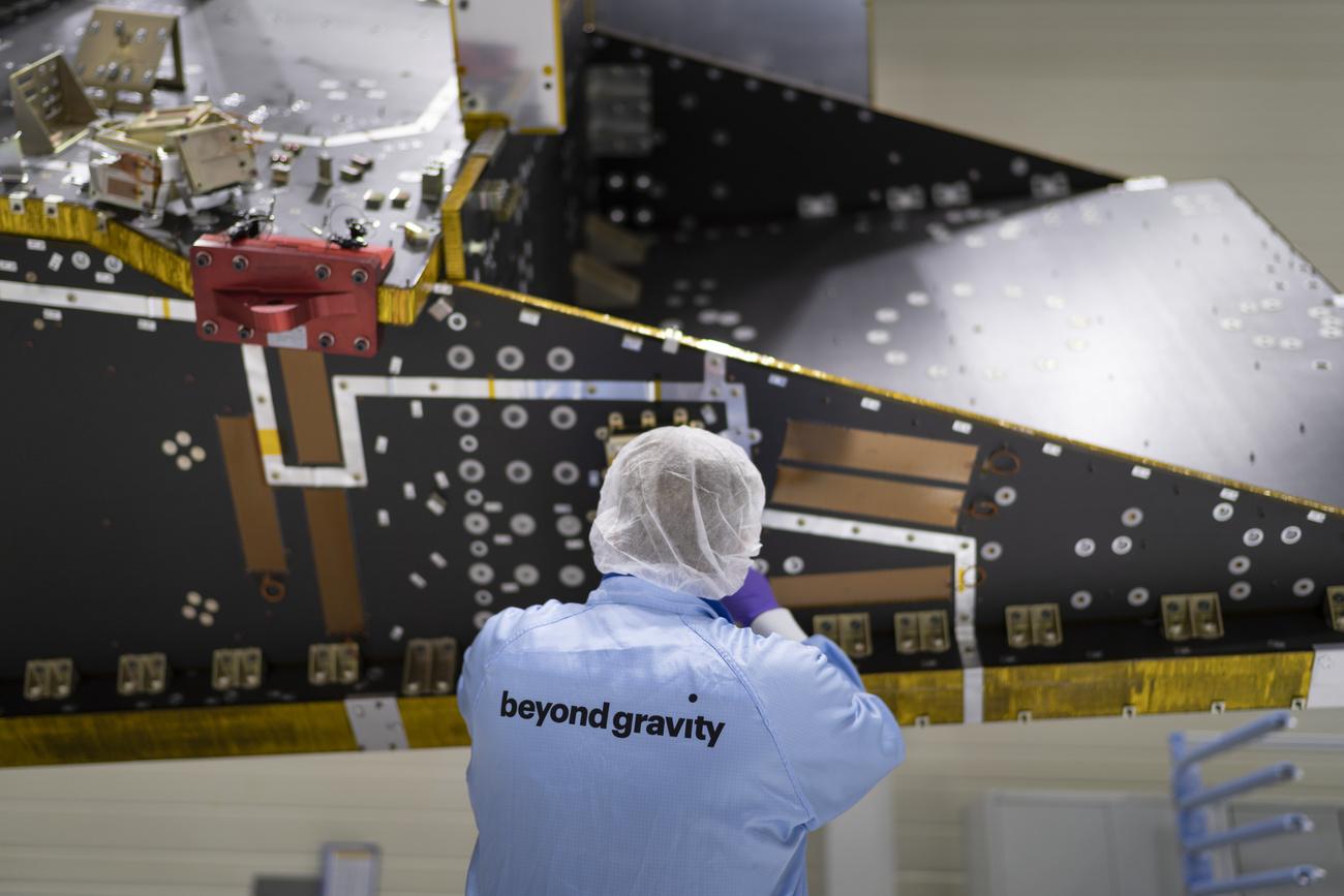 Mitarbeiter von Beyond Gravity in Zuerich bauen die neue Generation von Wettersatelliten.