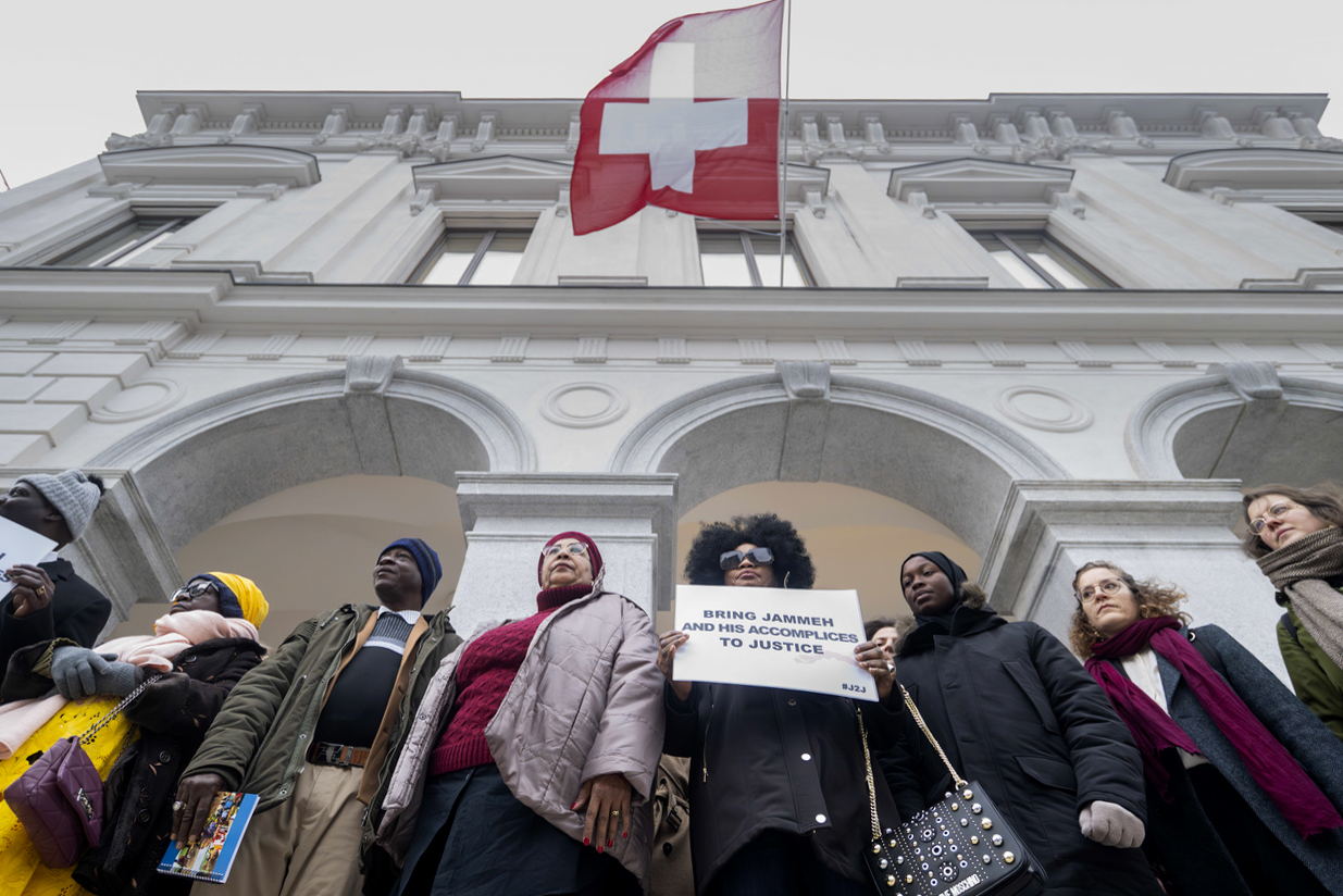 Grupo de pessoas protestando frente um edifício