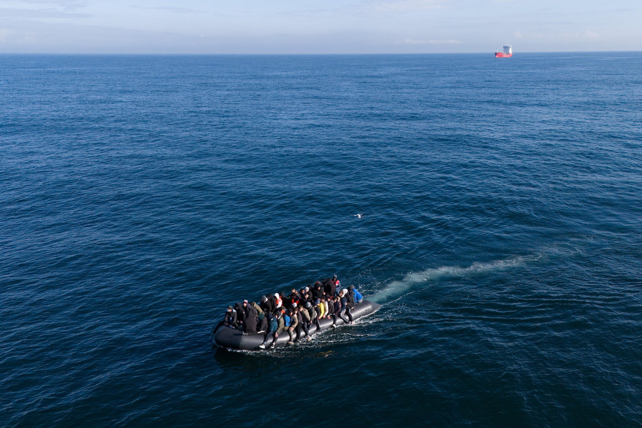 gommone di migranti in mare