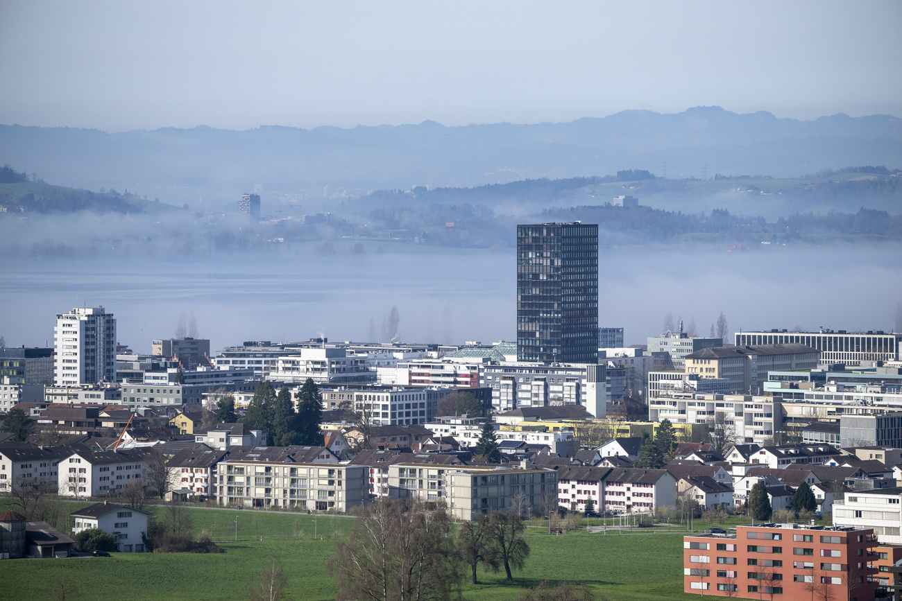 La città di Zugo con l'omonimo lago sullo sfondo.