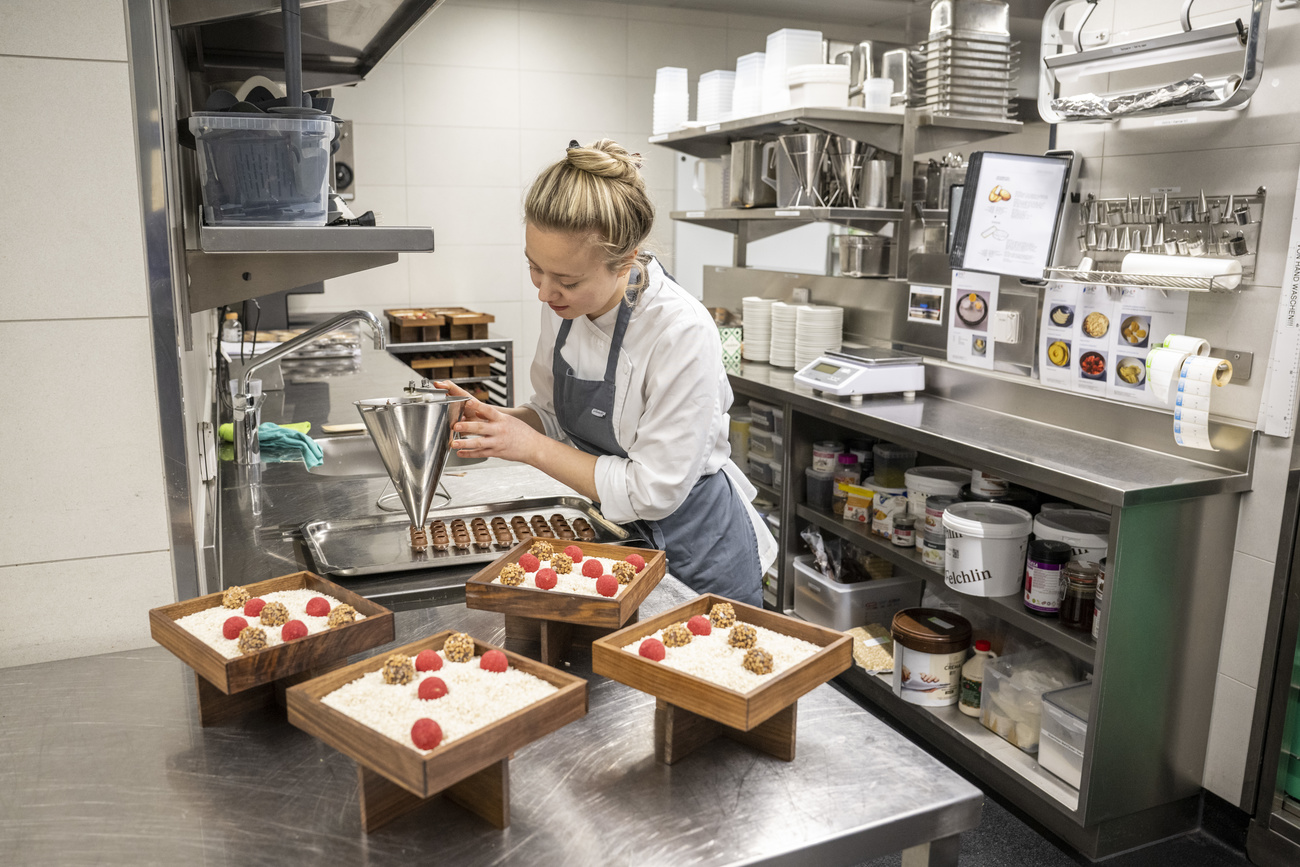 Femme préparant des chocolats dans une cuisine d'hôtel