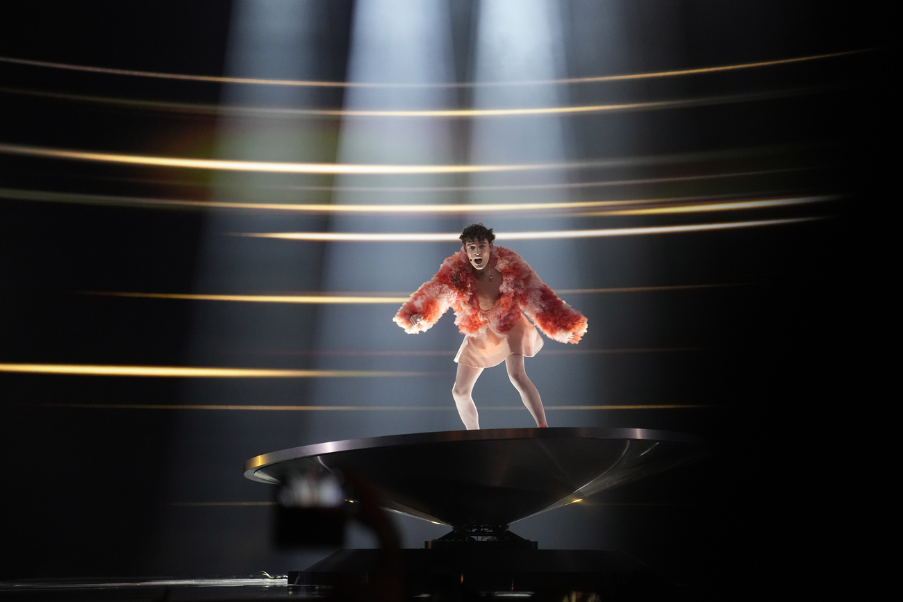 uomo su unpalco