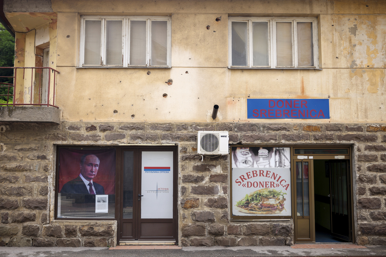 immagine città bosniaca con manifesti pro putin