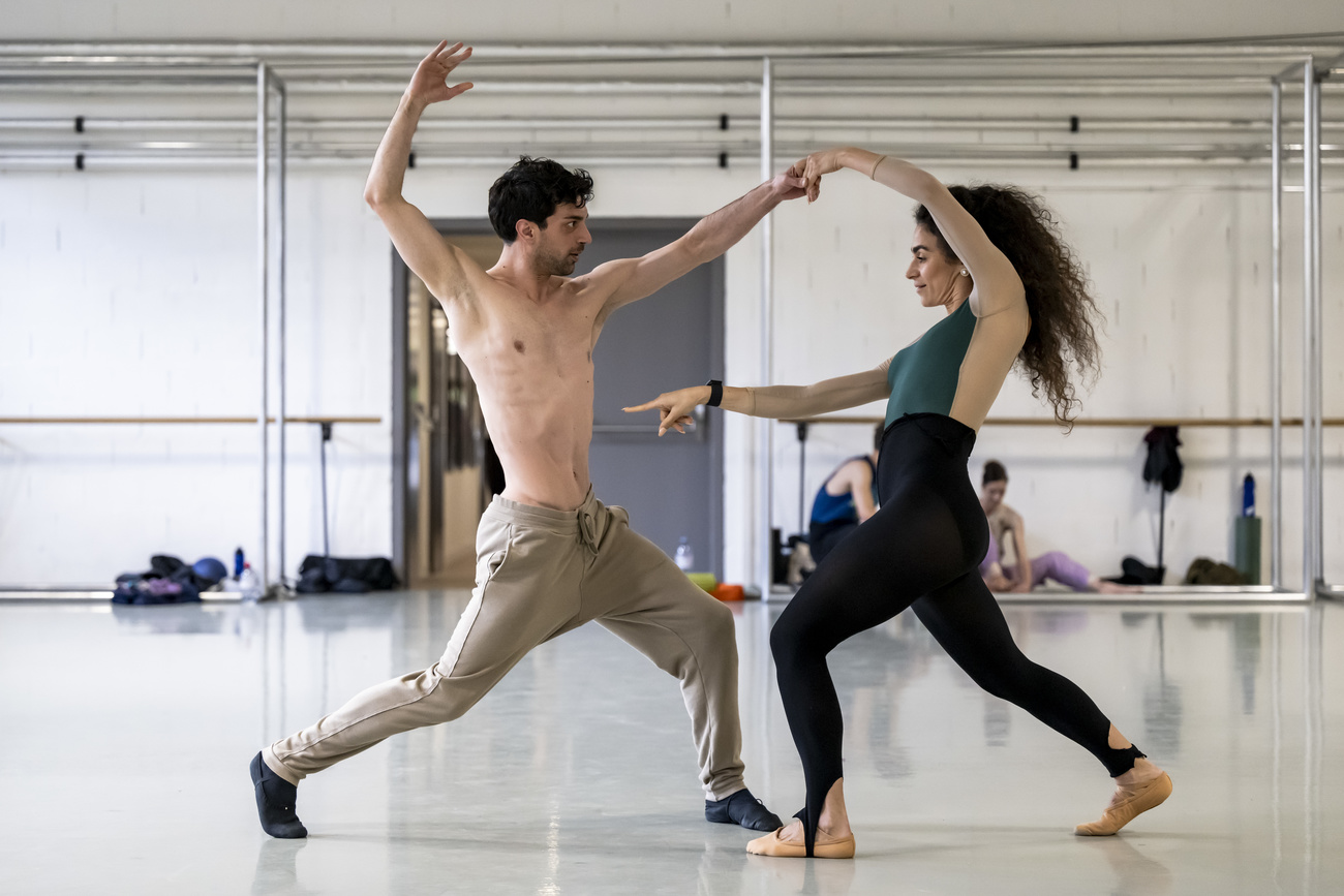 「ラプソディ・イン・ブルー」のリハーサルを行うベジャール・バレエ・ローザンヌ(BBL)のダンサーたち。2024年5月撮影
