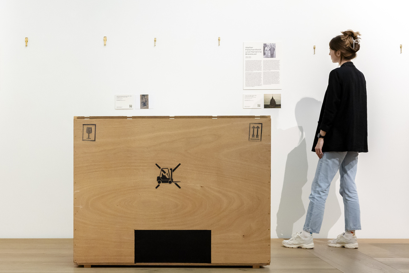 eine frau in der bührle-sammlung in zürcher kunsthaus, wo ein gemälde abgehängt wurde