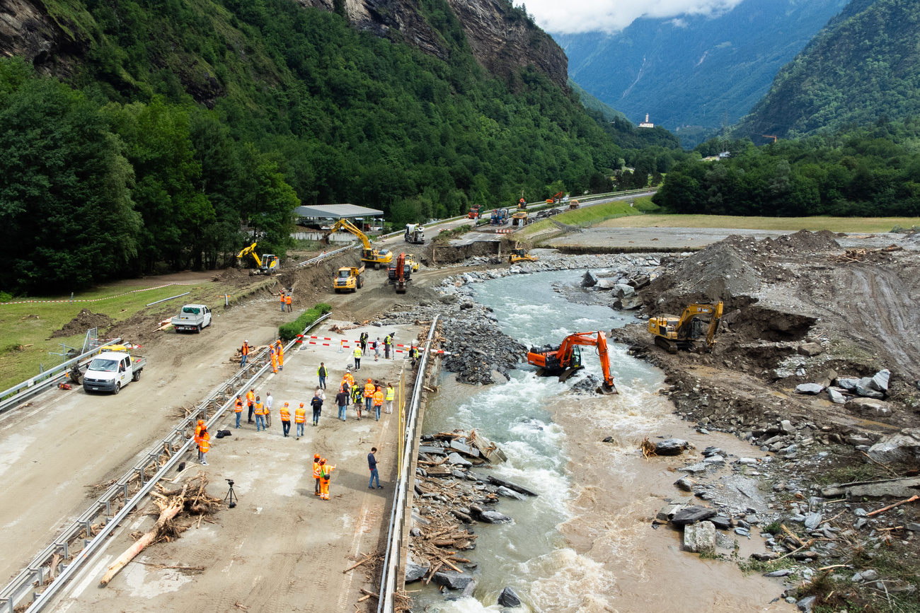 Il tratto autostradale crollato nei pressi di Lostallo (Grigioni).