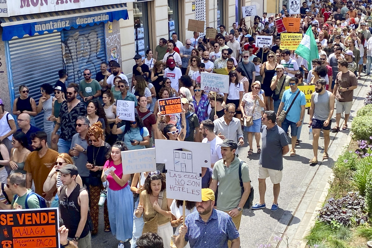 Residentes participan en una protesta para exigir su 'derecho a tener una vivienda' y contra el turismo masivo en Málaga, España.