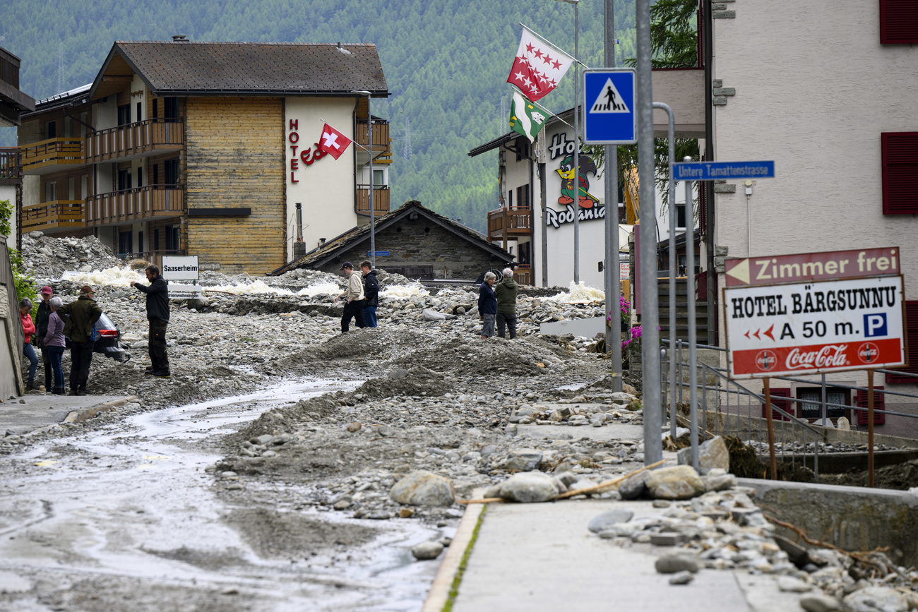 Saas-Grund isolata a causa delle colate di fandgo e roccia.
