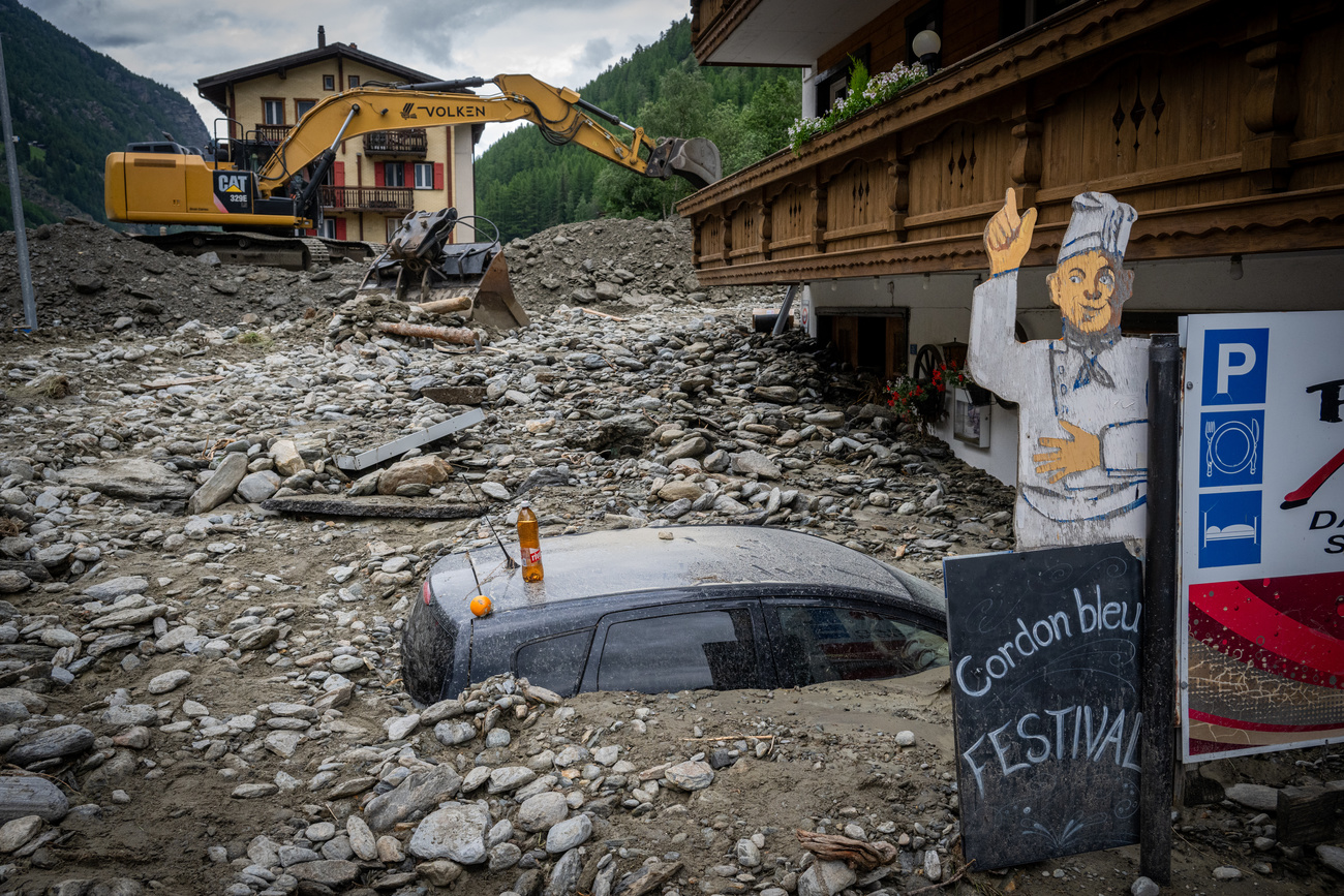 Saas-Grund isolata a causa delle colate di fandgo e roccia.