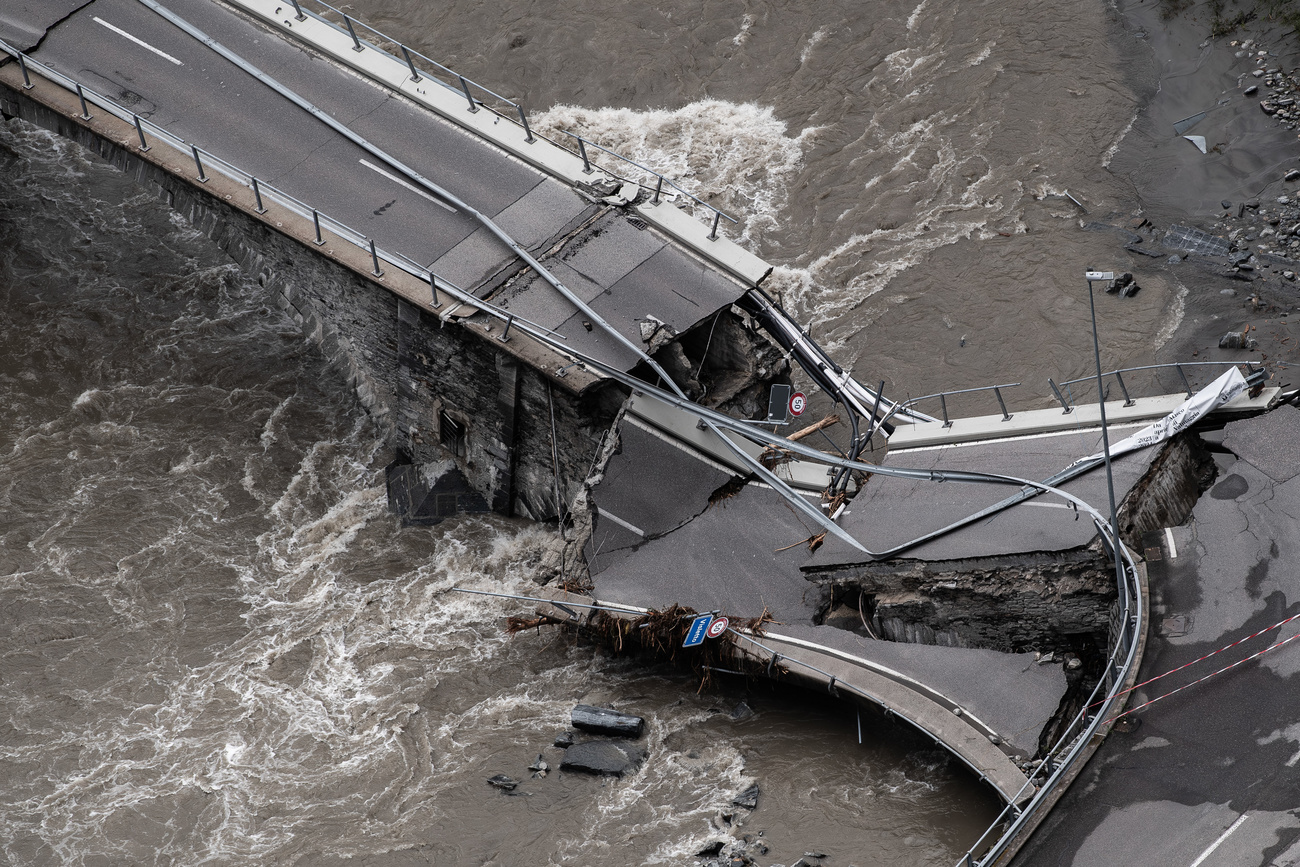 Il ponte distrutto dal maltempo vicino a Cevio in Vallemaggia.