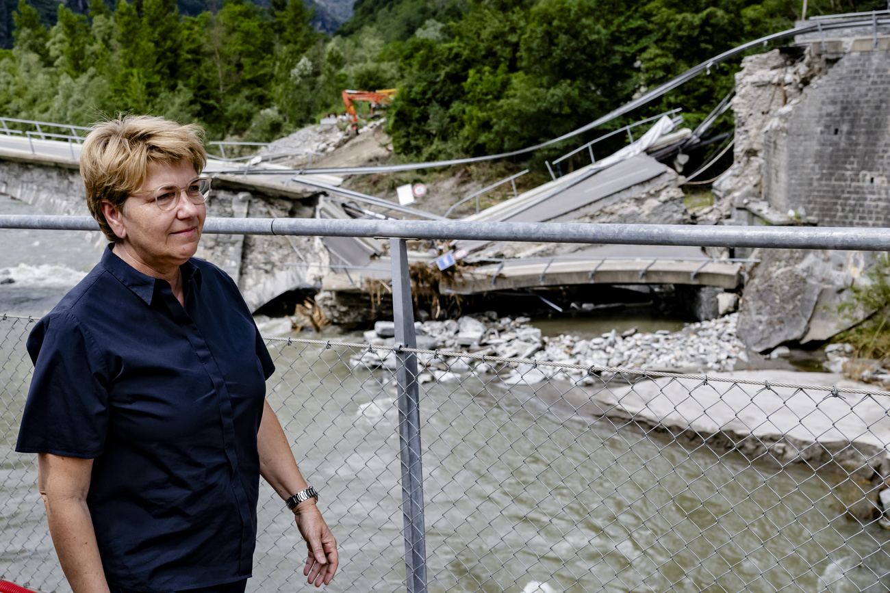 donna davanti a un ponte crollato