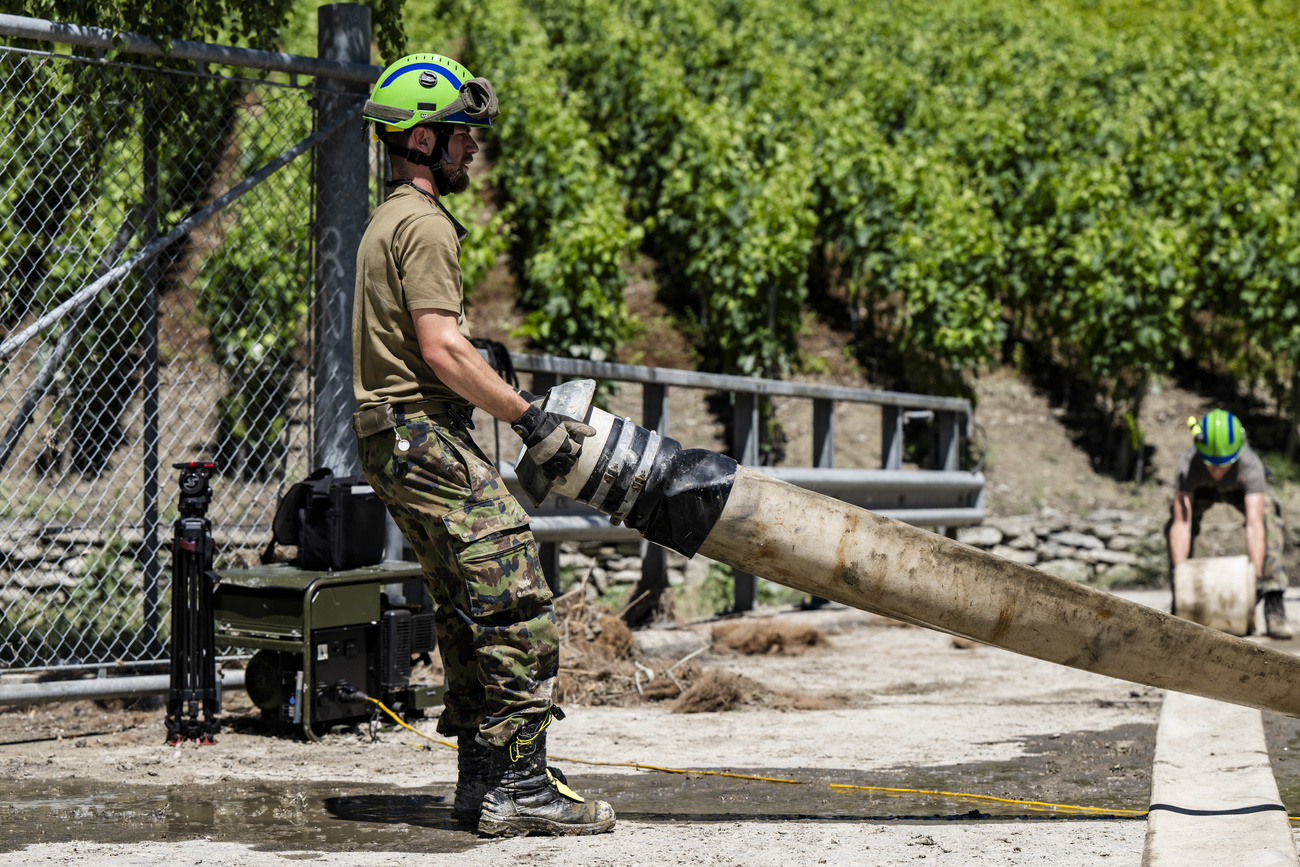 Due militari impegnati nei pressi di Sierre (Vallese).