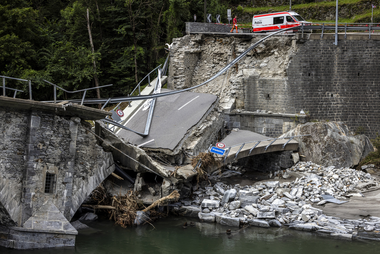Il ponte spezzato in due dal maltempo in Vallemaggia.