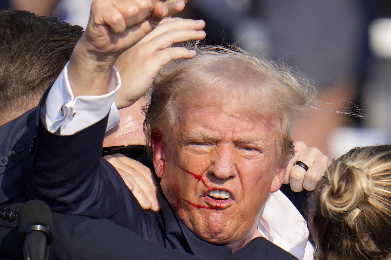 L'ex presidente è stato colpito di striscio a un orecchio.