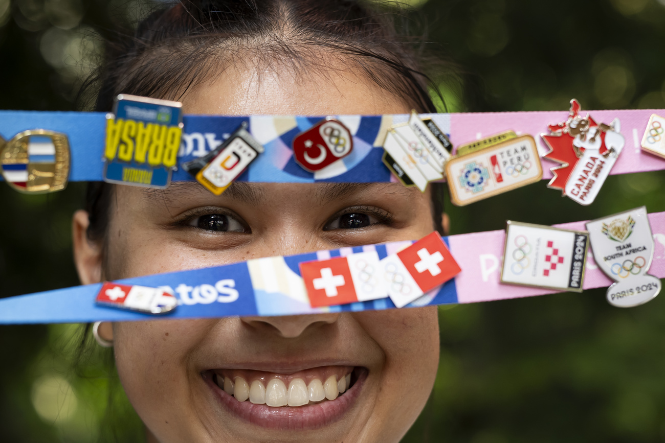 L'atleta svizzera di badminton Jenjira Stadelmann posa con le spille della Maison Suisse.