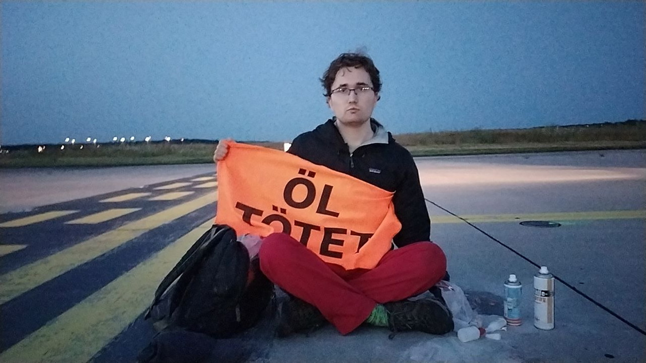 Un militante per il clima in azione a Francoforte.
