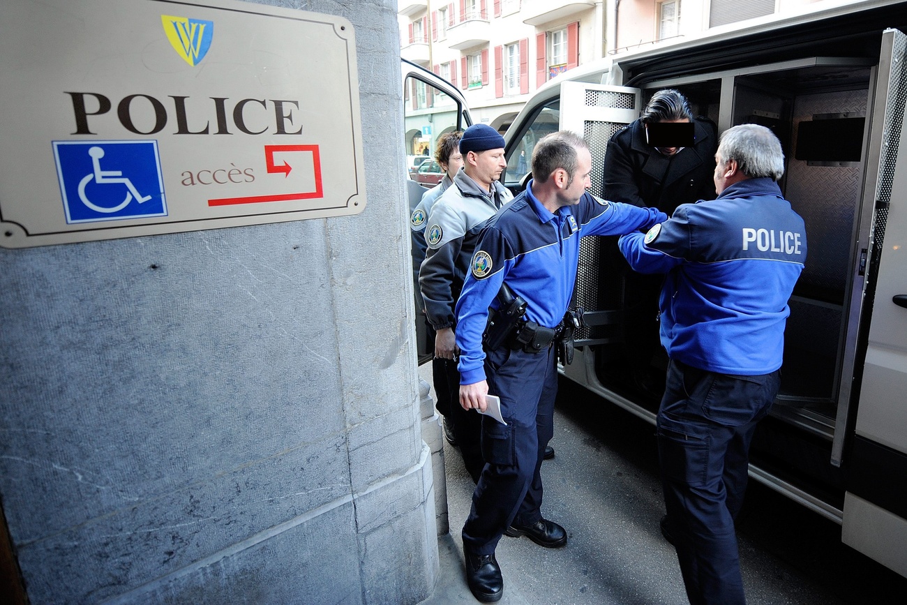 Poliziotti con una persona arrestata.