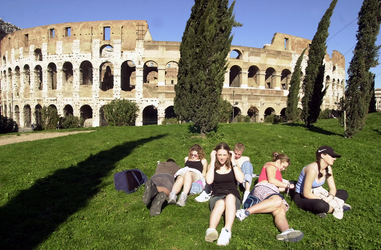 persone davanti al Colosseo