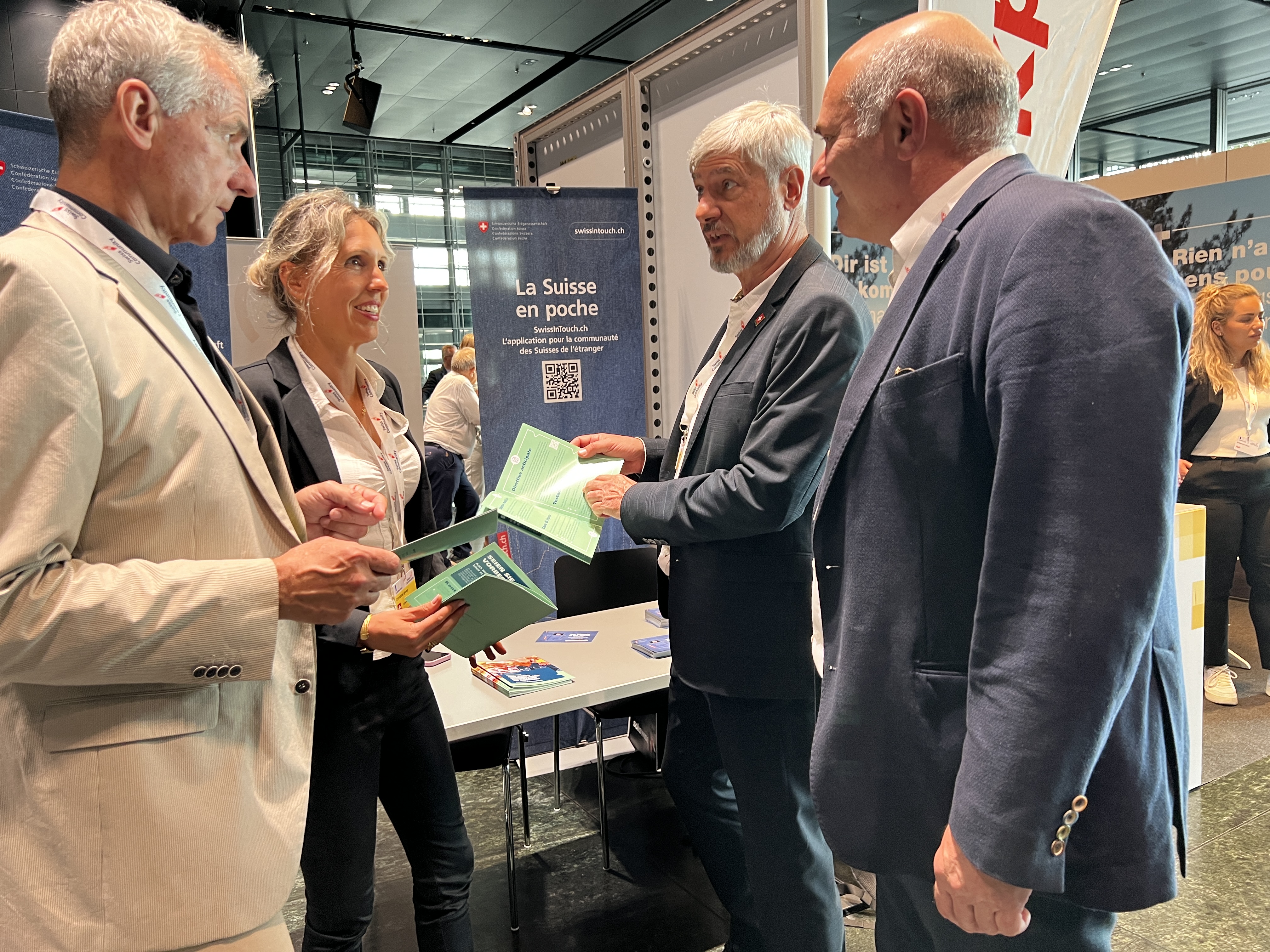 Networking is a part of the Congress of the SWiss Abroad: Martin Käser, Basel City labour office, Christine Joray from SECO, Michele Malizia from the Swiss foreign mînistry and Rainer Lüscher from the New Helvetic Society.