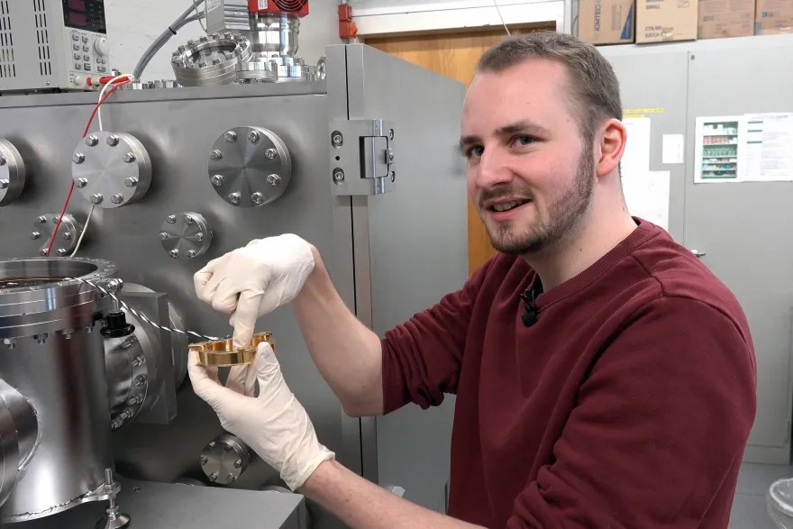 萊納斯·斯托克利(Linus Stöckli)在測試儀前。