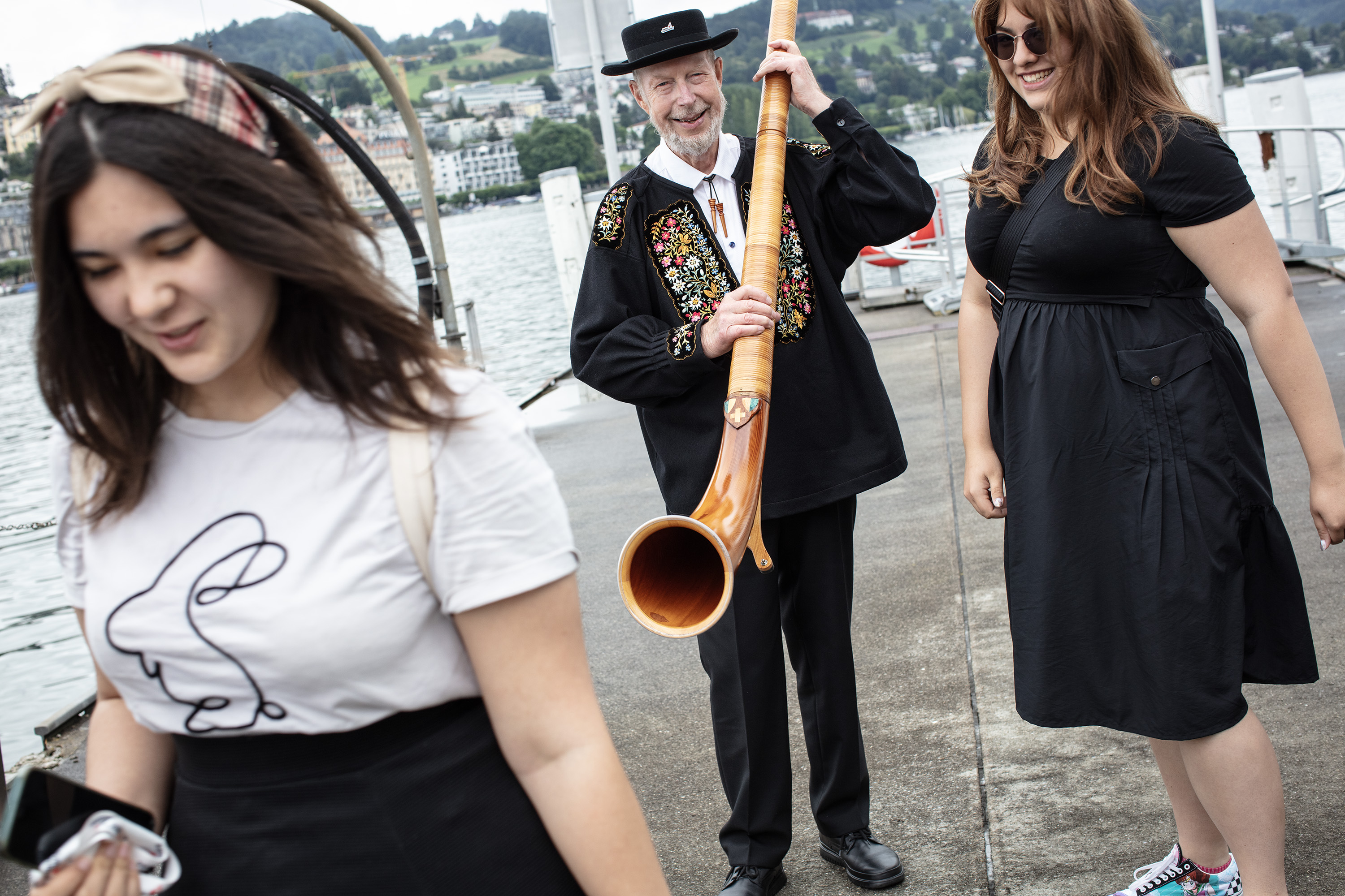 Participants of the 100th Conference of the Swiss Abroad board the boat to Brunnen and are greeted by alphorn player, Fredy Fuchs.