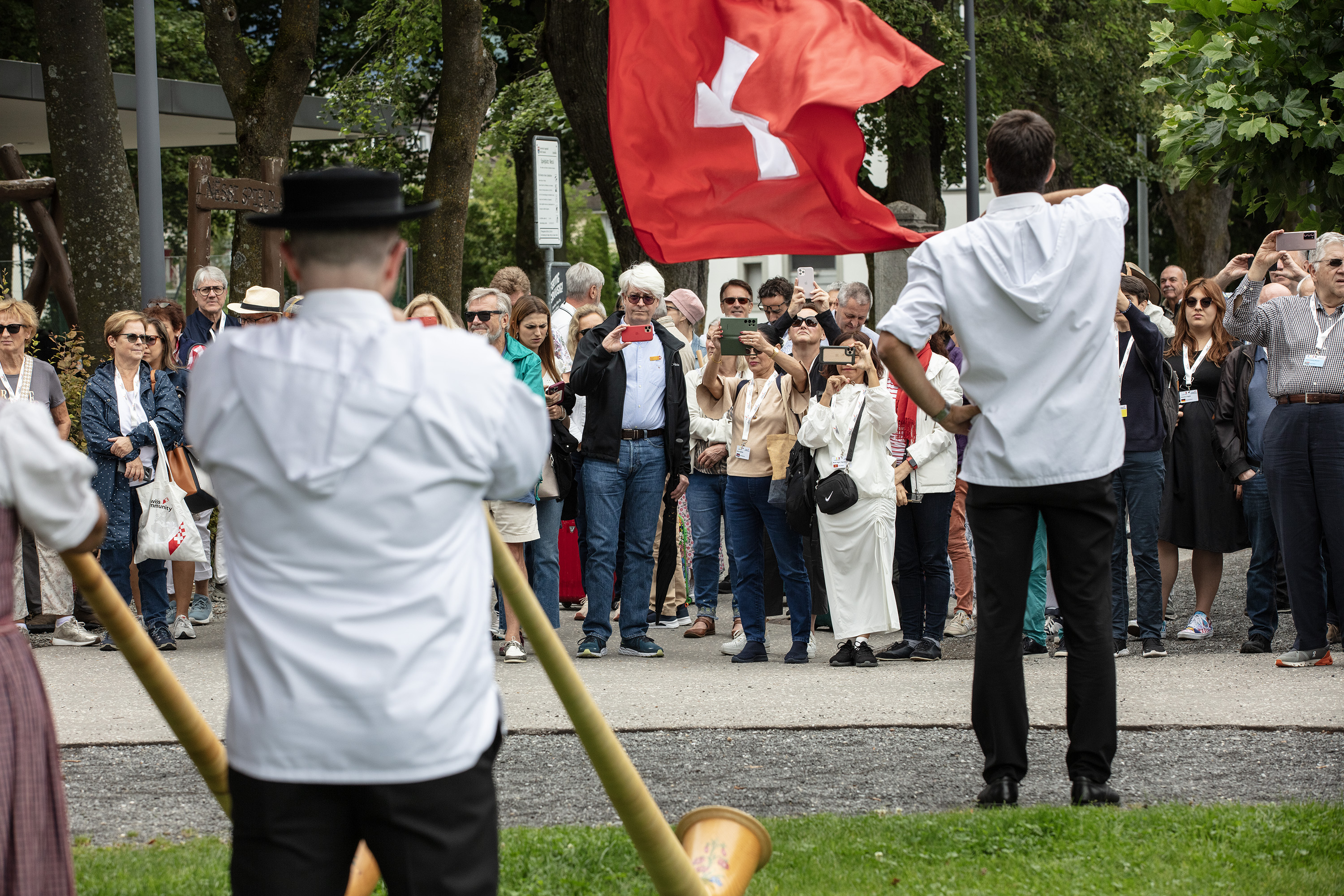 On arrival in Brunnen, the participants are greeted with the sound of alphorns on the Swiss Abroad Square.
