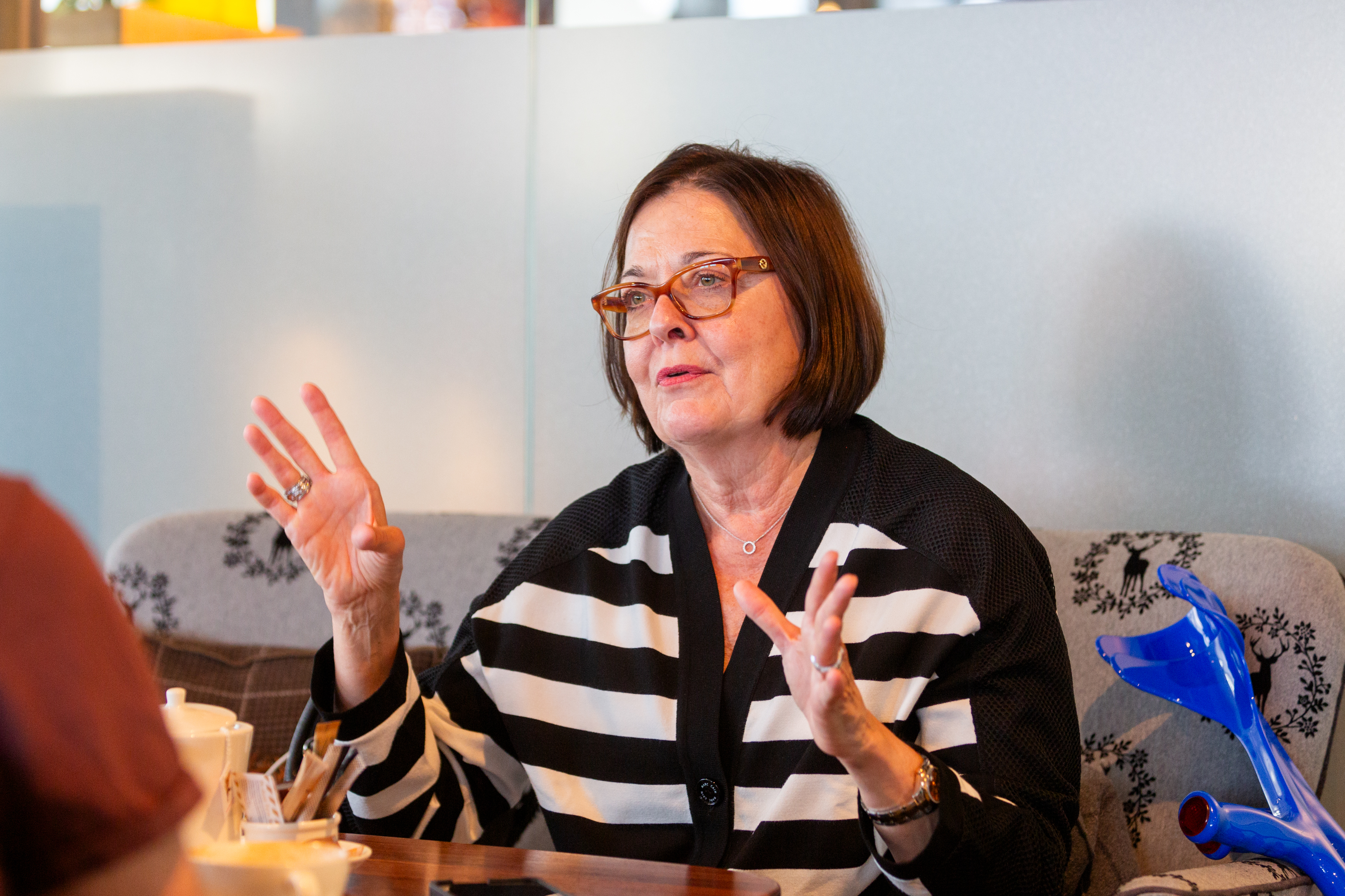Frau sitzt im Restaurant