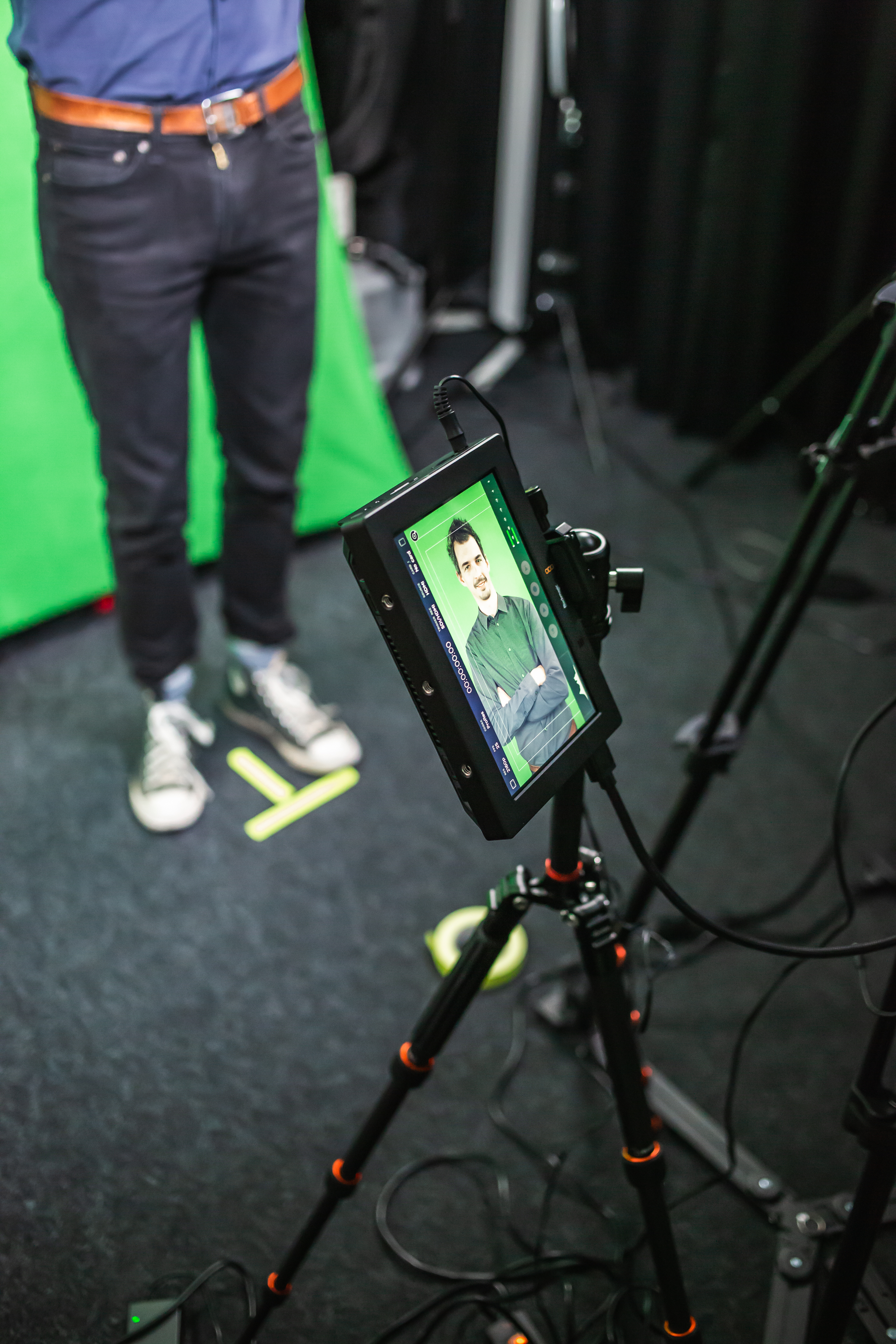 Fabio Canetg erscheint auf einem Kontrollmonitor in einem Video-Raum von SWI Swissinfo.ch