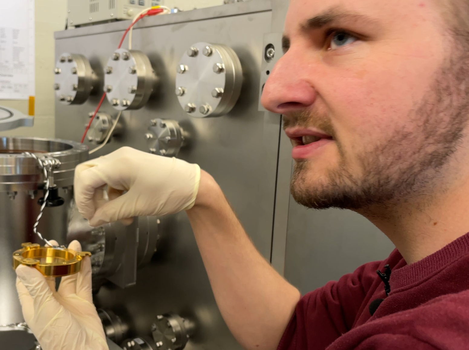 Ein Mann und ein technisches Gerät